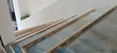 entreprise de peinture à la CAINE se charge de tout pour remettre votre escalier de niveau.r 